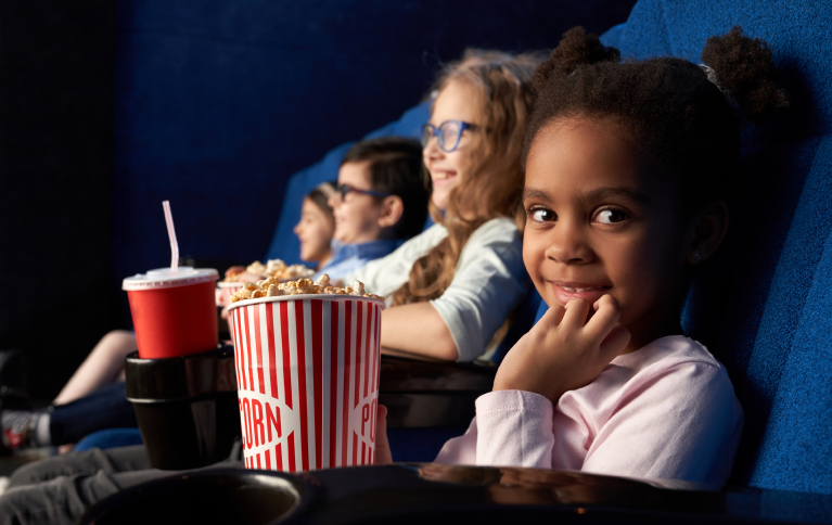 PELÍCULA EN SALA DE CINE
